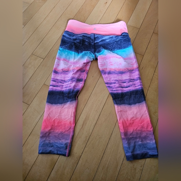RARE Lululemon Beach scape crops in perfect condition - Picture 3 of 7